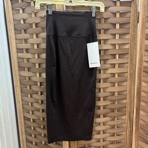 Lululemon Nulu slim fit skirt